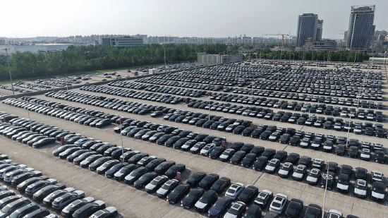 2025 年 9 月 11 日，中国上海，上汽通用汽车有限公司生产基地停放的新车。