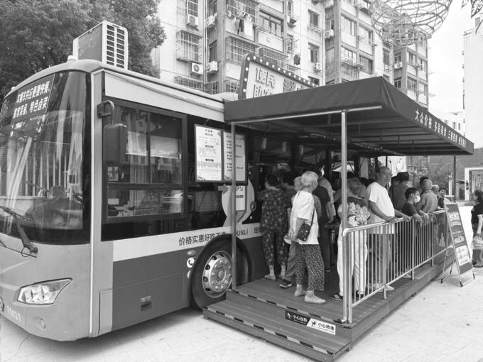 公交车变餐车，开到居民家门口