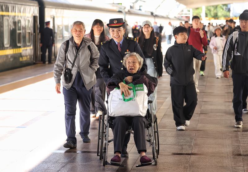 京铁爱心服务工作人员接一名腿脚不便旅客出站。新京报记者 王贵彬 摄