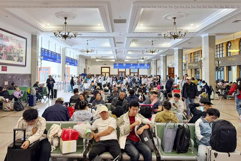 旅客在北京站第3候车室等待乘车。新京报记者 王贵彬 摄
