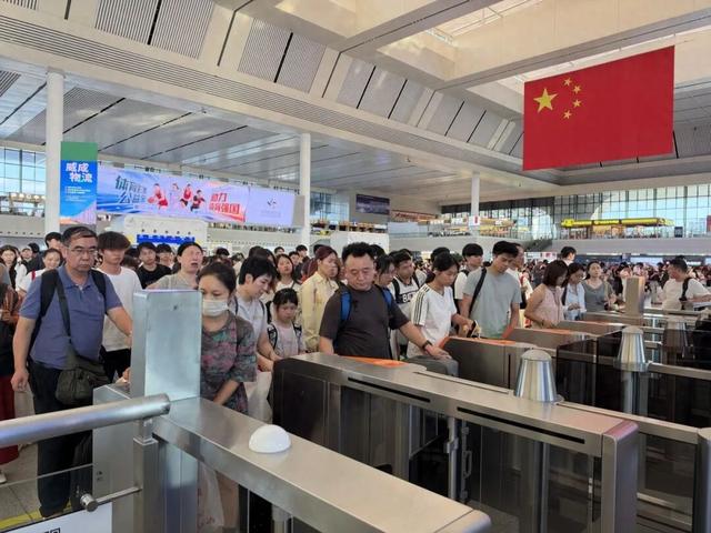 返程高峰！国铁南宁局加开动车组列车517列